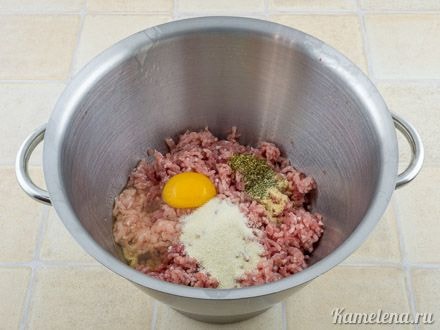 Вбить куриное яйцо, добавить