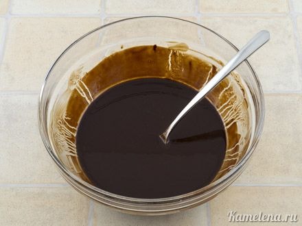 Шоколад поломать кусочками,