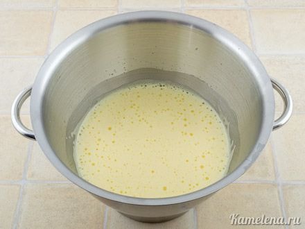 Яйца взбить с сахаром до очень