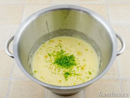 Добавить в тесто миндальную