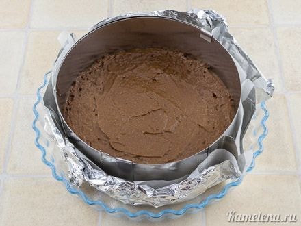 Переложить шоколадное тесто в