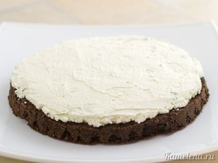 Шоколадный корж разрезать на