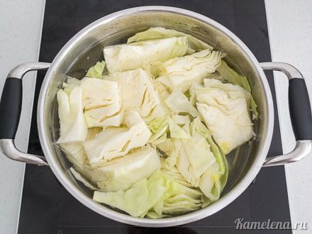 Воду в кастрюле довести до