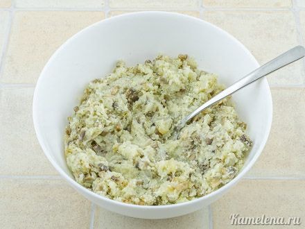 Перемешать капустный фарш.
