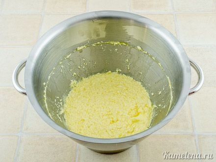 Додати яйця по одному, збиваючи