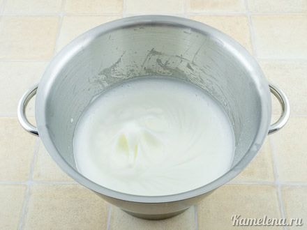 Белки тщательно взбить в