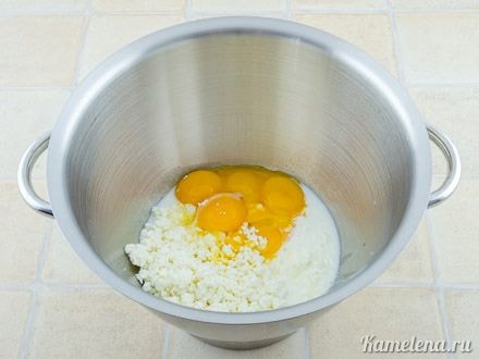 Положить в емкость желтки,