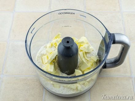 Готовим тесто.
Муку и соль