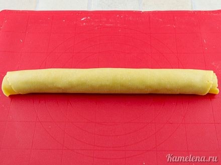 Скрутить в плотный рулет.