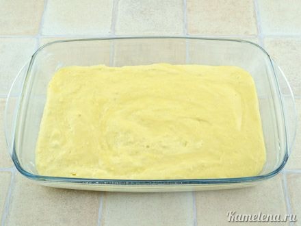 Форму смазать сливочным маслом,