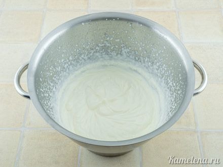 Сливки взбить до густого