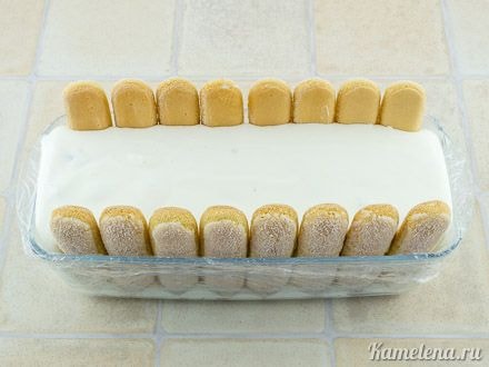 Аккуратно перелить белый мусс.