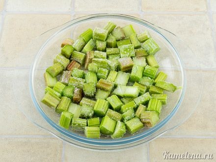 Стебли ревеня нарезать