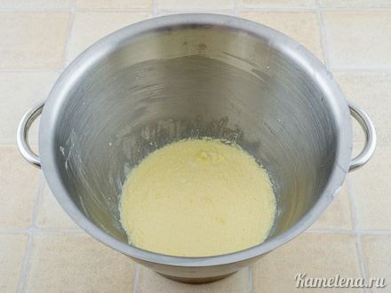 Добавить яйца по одному, взбить