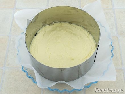Выложить готовое тесто в форму