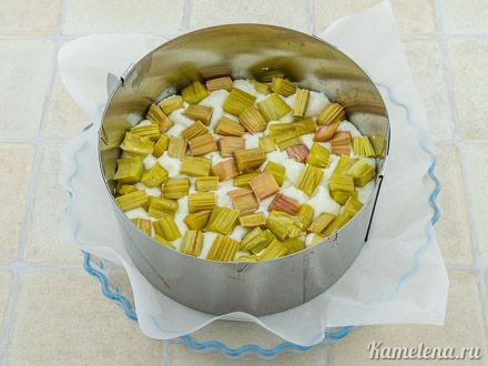 Сверху теста выложить крем,
