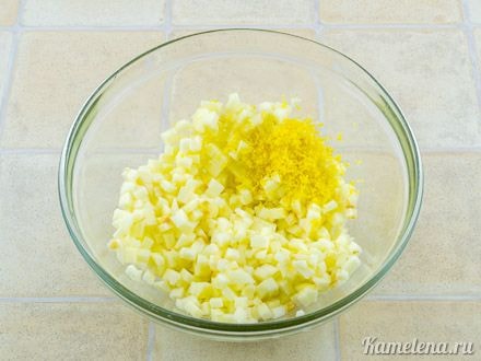 Яблоки почистить, порезать