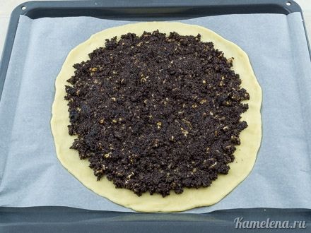 Поверх выложить треть маковой