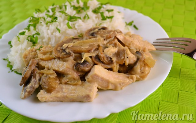 Курица со сметаной и грибами в духовке – пошаговый рецепт с фото