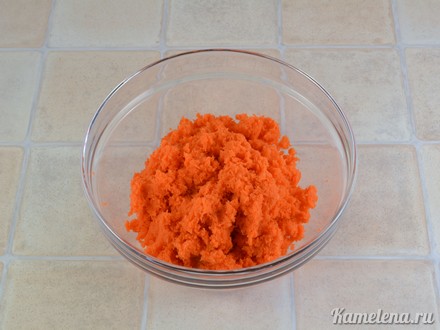 Салат из моркови с чесноком и орехами