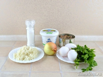 Салат с сайрой, рисом и яйцом