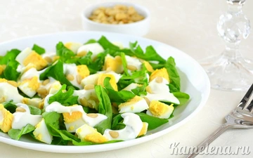 Салат с рукколой и яйцами