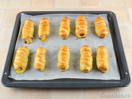 Сосиски в тесте косичкой в духовке (с сыром и помидорами) — рецепт с фото пошагово