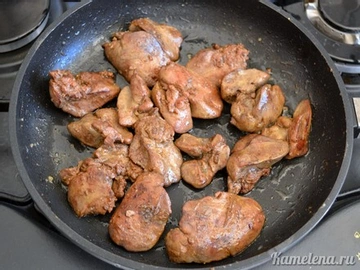 Как приготовить Салат с куриной печенью, фасолью и маринованными огурцами