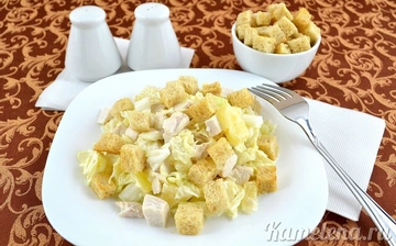 Слоеный салат с ананасом, курицей и сыром