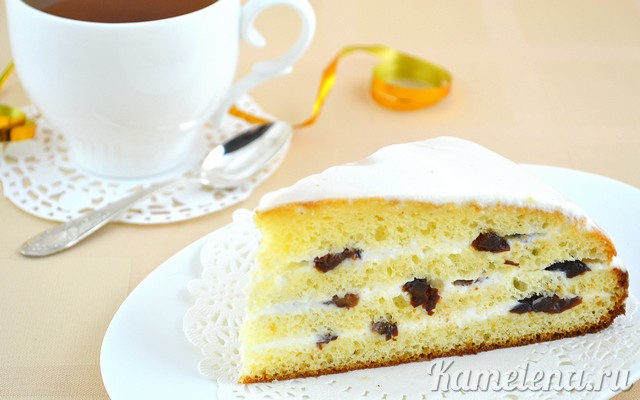 Бисквитный торт со сгущенкой и черносливом