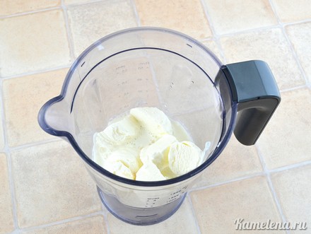 Добавить мороженое, порезанное
