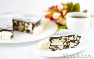 Шоколадный торт с печеньем, орехами и маршмеллоу