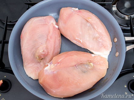 Фаршированная куриная грудинка, запеченная в духовке - пошаговый рецепт с фото