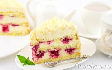 Бисквитный торт с лимонным кремом и ягодами