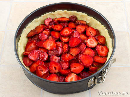 Как приготовить Клубничный пирог с замороженными ягодами в духовке рецепт пошагово