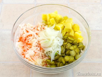 Картофельный салат с квашеной капустой и солеными огурцами