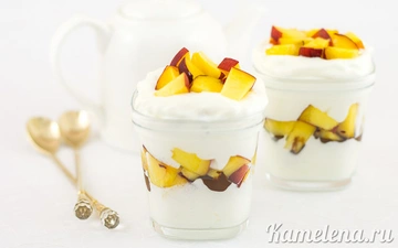 Йогуртовый десерт с персиками