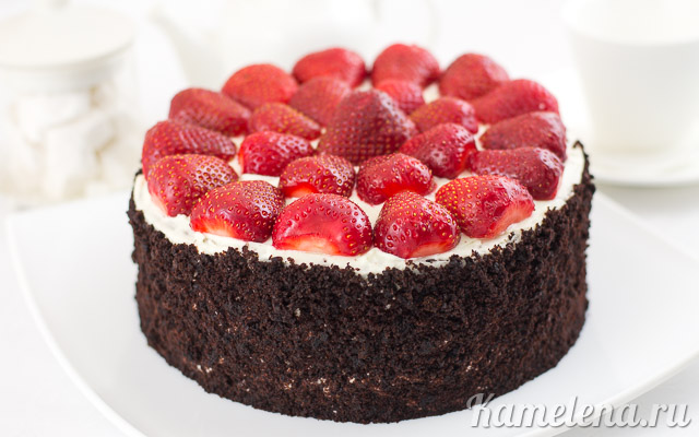 «Дьявольский» шоколадный торт с клубникой
