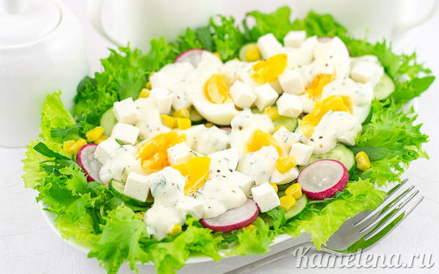 Летний салат с яйцами и фетой