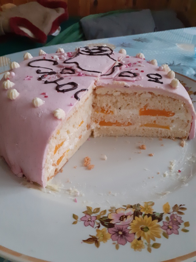 Пошаговый рецепт торта с бисквитом, крем-чизом и фруктово-ягодным украшением.
