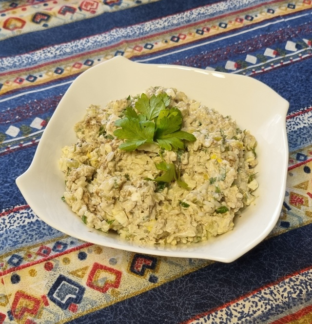 Слоёный салат с сайрой, огурцами и горошком — Лайфхакер